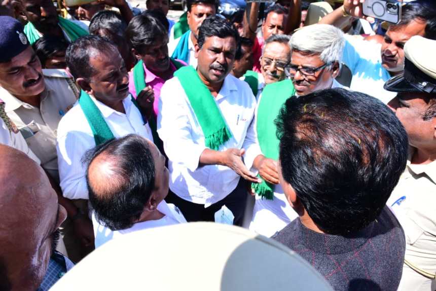 ಸಚಿವ ಡಿ.ಸುಧಾಕರ್ ಅವರನ್ನ ಮುತ್ತಿಗೆ ಹಾಕಲು ಯತ್ನ | ರೈತರ ಬೇಡಿಕೆ ಈಡೇರಿಸುವಂತೆ ಆಗ್ರಹ